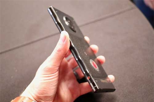 Trên tay RED Hydrogen One - một chiếc điện thoai holographic đầy tham vọng