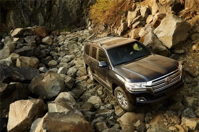 Toyota bắt đầu mở bán Land Cruiser 2019 tại Bắc Mỹ: Không thay đổi mấy nhưng vẫn nườm nượp người mua - Ảnh 3.