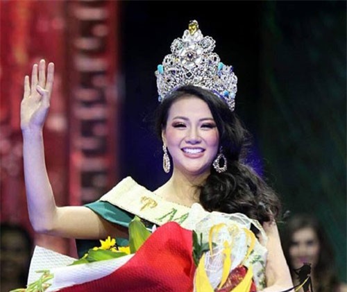 H'Hen Niê, MC Nguyên Khang chúc mừng Phương Khánh đăng quang Hoa hậu Trái đất 2018