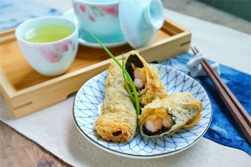 Hướng dẫn làm món váng đậu cuộn tôm chiên