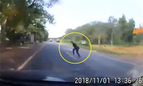 Clip: 'Thót tim' với cảnh người đàn ông qua đường lao thẳng vào đầu ô tô 