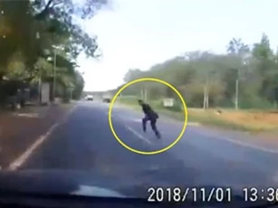 Clip: 'Thót tim' với cảnh người đàn ông qua đường lao thẳng vào đầu ô tô