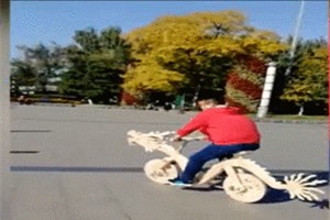 Clip: Xe đạp được làm từ 22.000 que kem 'độc nhất vô nhị'