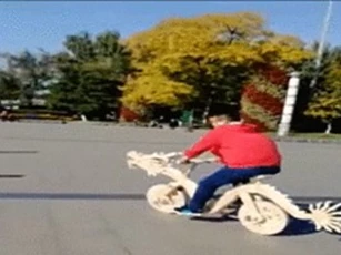 Clip: Xe đạp được làm từ 22.000 que kem 'độc nhất vô nhị'