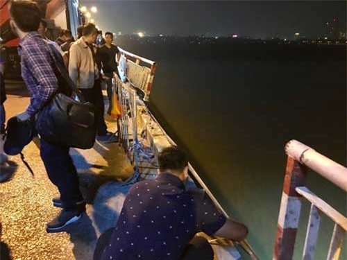 Xác định danh tính chủ xe Mercedes rơi khỏi cầu Chương Dương