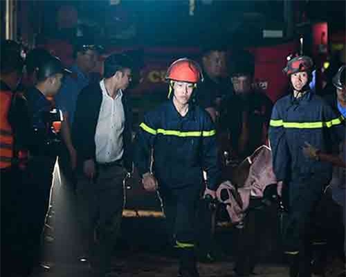 Điều tra làm rõ nguyên nhân vụ xe Mercedes lao xuống sông Hồng