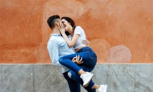 Dân mạng cười rần rần với "tút nịnh vợ" của ông chồng bá đạo