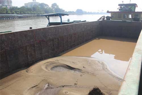 Công an rượt bắt 4 thuyền hút trộm cát trên sông Đồng Nai