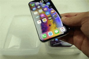 Clip: Cho iPhone XS, Samsung Galaxy S9 vào tủ lạnh 15 tiếng và cái kết bất ngờ