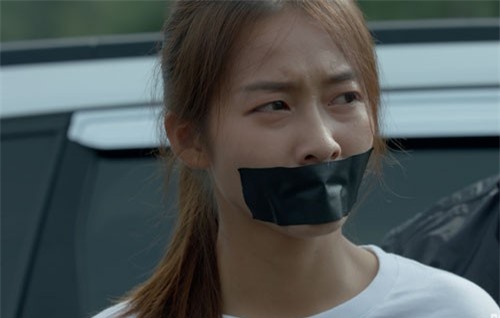 Fan xót xa khi thấy Khả Ngân bị đánh bầm dập trong "Hậu duệ mặt trời" bản Việt