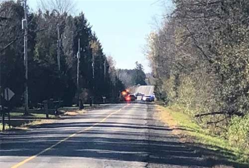 Hai máy bay va chạm giữa trời, một chiếc lao xuống đất