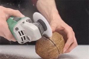 Clip: Chuyện khó tin, quả dừa bị cắt đôi chỉ nhờ... 3 tờ giấy