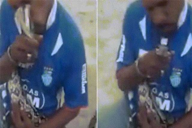 Clip: Bị trăn ‘khủng’ cắn vào mũi vì nghịch dại