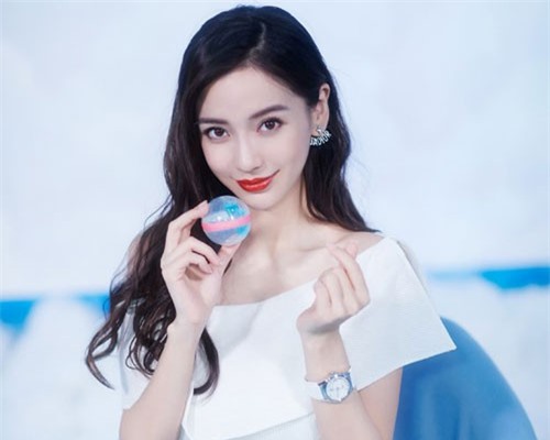 Angelababy hoá nữ thần với đầm trắng lệch vai