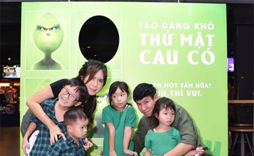 Gia đình Lý Hải - Minh Hà dắt díu nhau đến xem bom tấn hoạt hình do chính "bố Hải" lồng tiếng