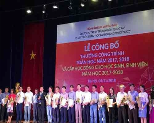 Trao thưởng cho các tác giả có công trình Toán học xuất sắc 2018.