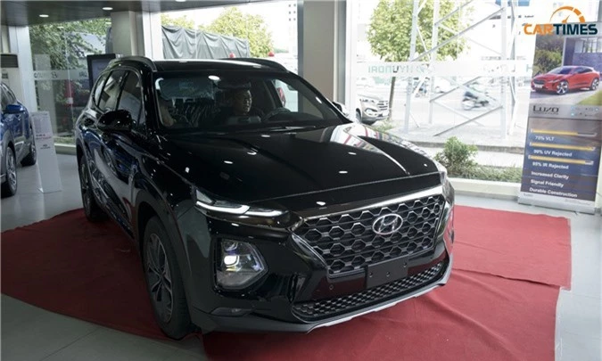 Xe Hyundai Santa Fe 2019 được trưng bày tại các đại lý giúp khách hàng có thể 