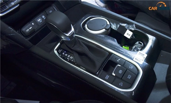 Thiết kế cần số và phanh tay điện tử trên xe Hyundai Santa Fe 2019