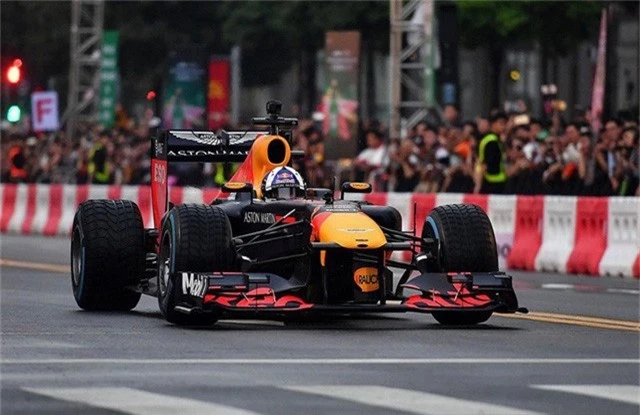 
Mẫu xe đua F1 xuất hiện tại Tp Hồ Chí Minh trong dịp quảng bá cho bộ môn thể thao tốc độ này hồi tháng 5/2018.
