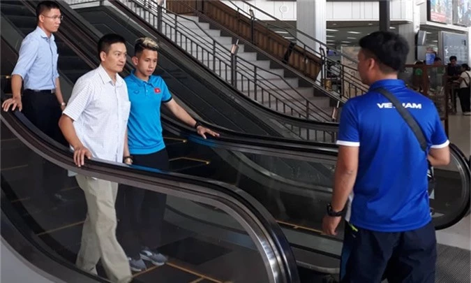 Nguyễn Phong Hồng Duy được hỗ trợ đi tìm lại ví tại sân bay ở thủ đô Vientiane, Lào sáng 5/11.