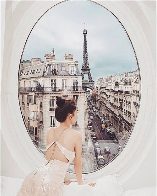 Ngọc Trinh tận hưởng cuộc sống sang chảnh khi ngắm tháp Eiffel từ cửa sổ khách sạn.