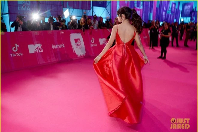 Thảm đỏ MTV EMA 2018: Người lộng lẫy như công chúa, kẻ khoe body gợi cảm, nữ hoàng phim teen đình đám một thời cũng tái xuất - Ảnh 4.
