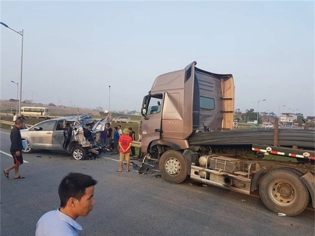 Hiện trường vụ tai nạn thảm khốc ngày 19/11/2016 trên cao tốc Hà Nội - Thái Nguyên do xe Innova đi lùi đã khiến 4 người tử vong.