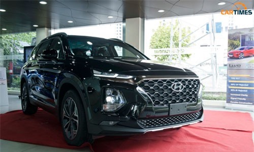 Cận cảnh xe Hyundai Santa Fe 2019 phiên bản lắp ráp trưng bày tại đại lý