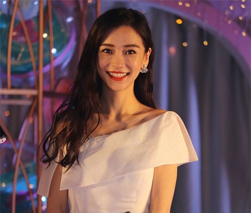 Angela Baby co ro giữa thời tiết lạnh vì mặc đầm hở vai khi dự sự kiện