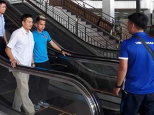 Hồng Duy suýt mất ví khi đến Lào đá AFF Cup