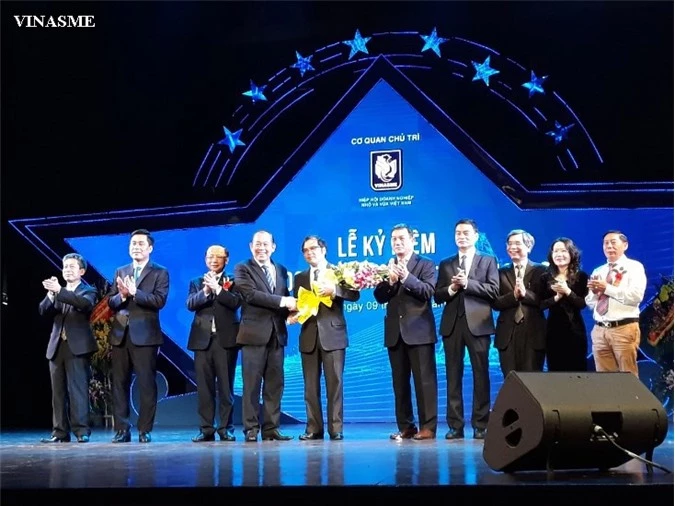 Phó Thủ tướng Thường trực Trương Hòa Bình tặng Hiệp hội Doanh nghiệp nhỏ và vừa Việt Nam, bức ảnh Bác hồ và bó hoa tươi thắm tại Lễ Kỷ niệm Ngày doanh nhân 13/10 tại Nhà hát lớn hôm 09/10/2018. (Ảnh: VINASME)
