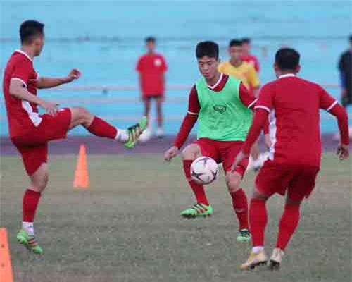 Sân tập cứng như bê tông, tuyển thủ Việt Nam than trời