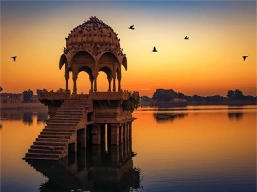  Di tích đền cổ tại hồ Gadi Sagar ở Rajasthan, Ấn Độ. Ảnh: Shutterstock 