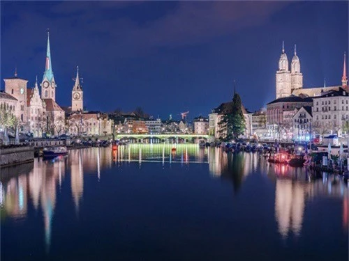  The Grossmünster - một nhà thờ Tin Lành theo phong cách La Mã ở Zürich, Thụy Sĩ. Ảnh: NavinTar/Shutterstock 