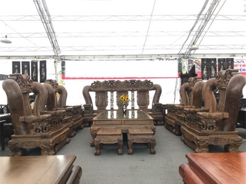 Bộ bàn ghế quốc voi “tay 32” cực khủng giá hơn 3 tỷ đồng có gì đặc biệt?