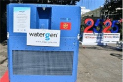 Clip: Cỗ máy biến không khí thành nước uống xuất hiện giữa Hà Nội 