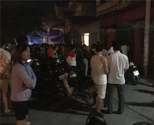 Rất đông người dân địa phương đã tới hiện trường, theo dõi vụ việc (Ảnh: Nguyễn Chang).