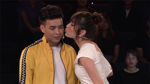 Diễm My gây kinh ngạc khi liên tục “hôn” người chơi trên sân khấu