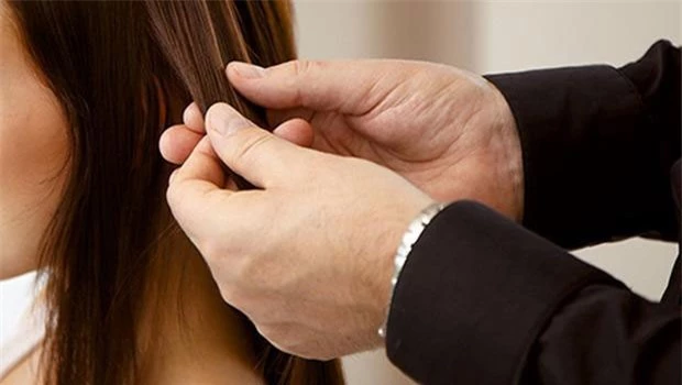Thắt tóc thành nút hơi lỏng là cách kiểm tra độ hư tổn tóc nhanh nhất - Ảnh minh họa: Internet