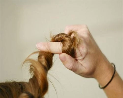 Cuộn tóc quanh ngón tay giúp bạn biết được mái tóc đang hư tổn hoặc khỏe mạnh cực nhanh - Ảnh minh họa: Internet