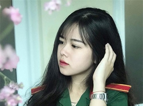 Cô gái mặc quân phục gây sốt mạng nhờ gương mặt nhìn là mê