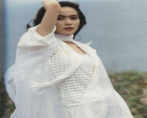 Ảnh thời thanh xuân sắc sảo mặn mà của diva Vương Phi
