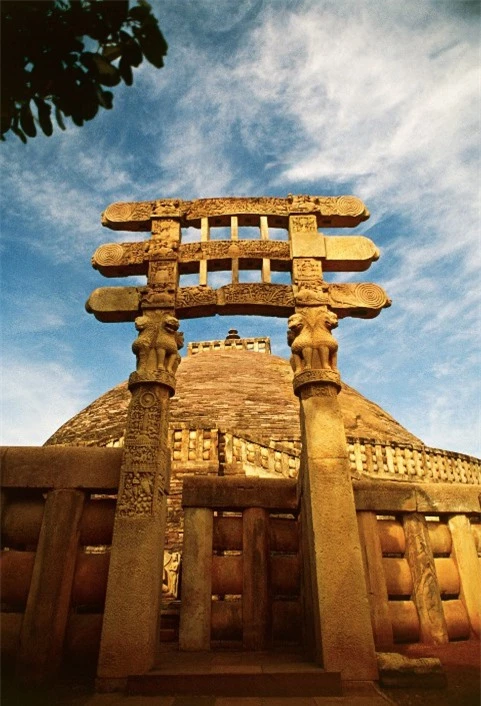 Sanchi Stupa là ngôi nhà bằng đá cổ nhất tại Ấn Độ, được vua Ashoka Đại đế cho xây dựng vào thế kỷ III trước công nguyên. Nhà có bốn cổng và một lan can bao quanh.