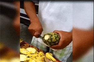 Clip: 'Ngả mũ' trước kỹ năng gọt dứa của người đàn ông bán hàng rong