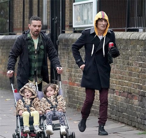 Rocker U80 đưa cặp song sinh 2 tuổi ra phố