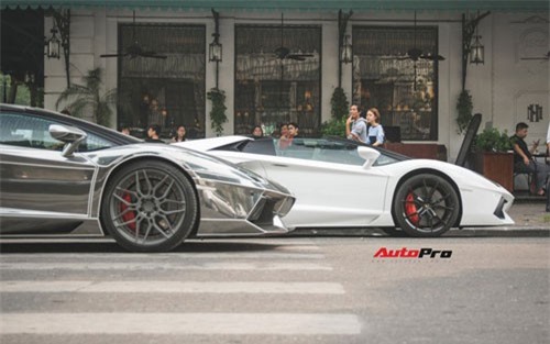 Cặp đôi Lamborghini Aventador Roadster "khuấy đảo" Hà Nội