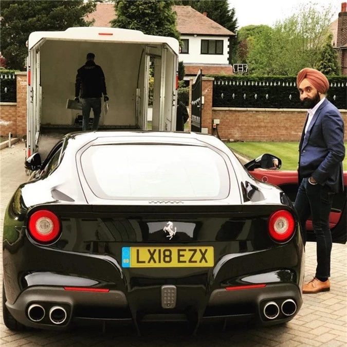 Ông Singh bên chiếc Ferrari F12 của mình