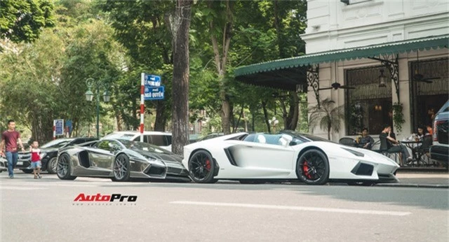 Cặp đôi Lamborghini Aventador Roadster khuấy đảo Hà Nội - Ảnh 11.