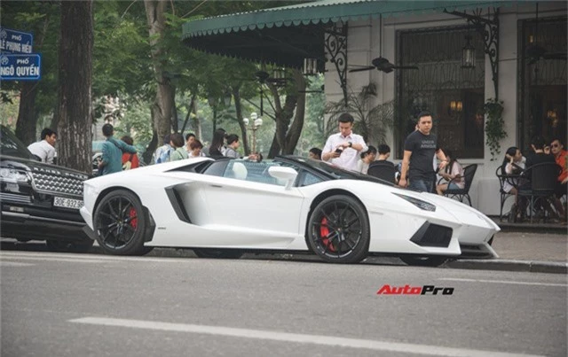 Cặp đôi Lamborghini Aventador Roadster khuấy đảo Hà Nội - Ảnh 1.