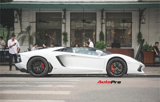 Cặp đôi Lamborghini Aventador Roadster khuấy đảo Hà Nội - Ảnh 3.